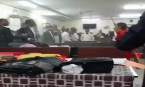 रायपुर कोर्ट में महिला ने वकील से की बदसलूकी, देखें VIDEO...