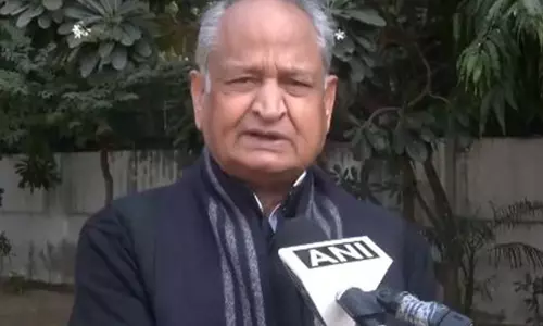 Congress नेता अशोक गहलोत ने संसद में हुई हाथापाई को पूर्व नियोजित साजिश बताया Congress नेता अशोक गहलोत ने संसद में हुई हाथापाई को पूर्व नियोजित साजिश बताया