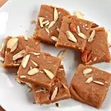 Gur Papdi Recipe: सर्दियों में घर पर बनाएं गुड़ पापड़ी