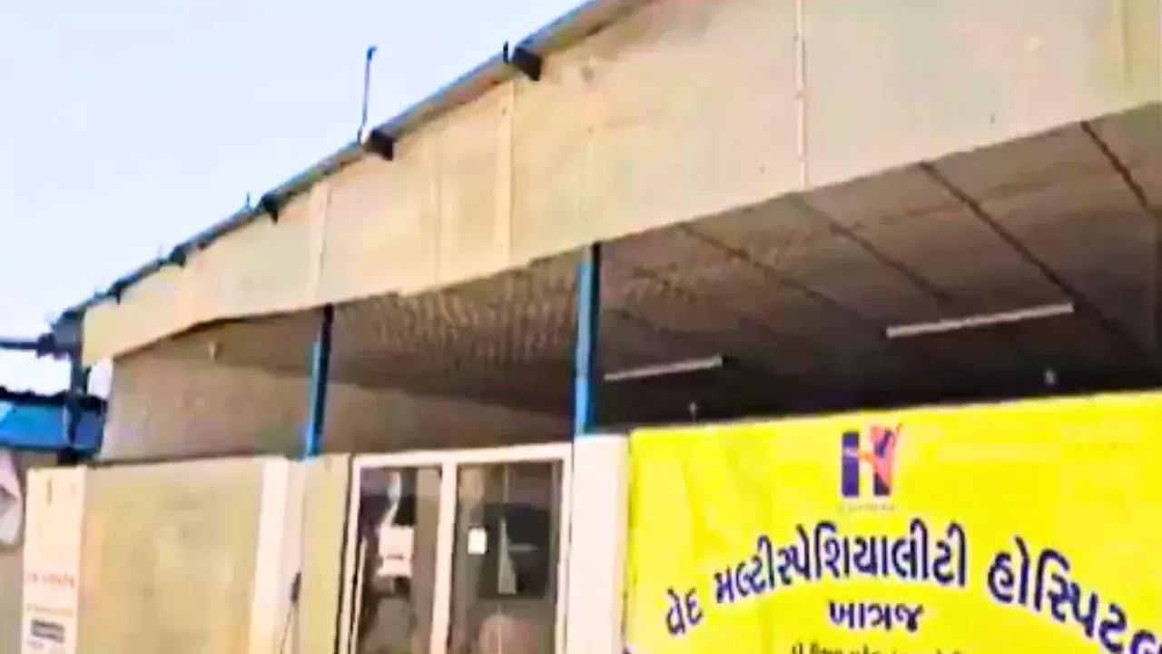 Gujarat: टिन शेड के नीचे मल्टीस्पेशलिटी अस्पताल का मामला सामने आया