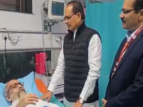 केंद्रीय मंत्री शिवराज सिंह चौहान ने RML Hospital में घायल भाजपा सांसद प्रताप सारंगी से मुलाकात की