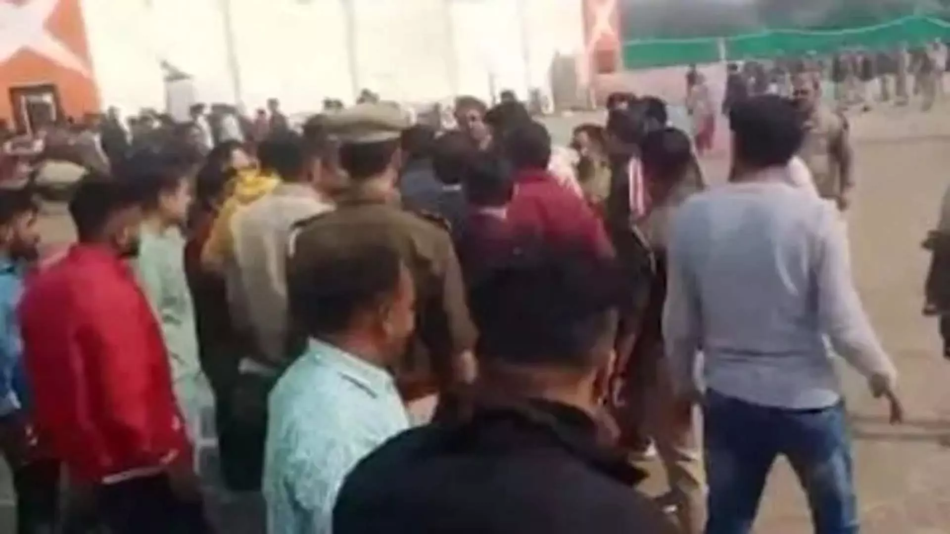 Meerut में पंडित प्रदीप मिश्रा की शिव महापुराण कथा सभा में भगदड़ में कई घायल Meerut में पंडित प्रदीप मिश्रा की शिव महापुराण कथा सभा में भगदड़ में कई घायल