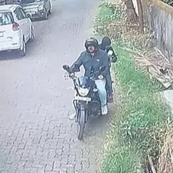 संजय राउत के बंगले पर रेकी करते दिखे बाइक सवार, CCTV सामने आने के बाद हड़कंप