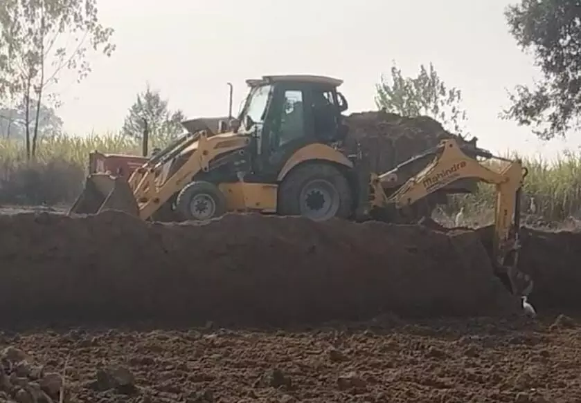 Shamli: पोकलेन मशीन से बिना परमिशन के किया जा रहा है धरती का चीरहरण