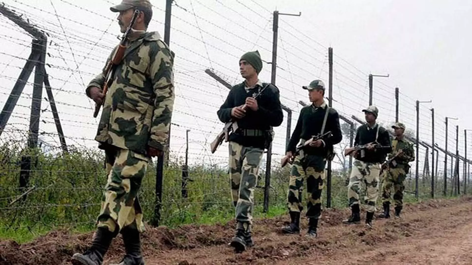 BSF ने अजनाला गांव से तस्कर को ड्रग मनी और पिस्तौल के साथ गिरफ्तार किया