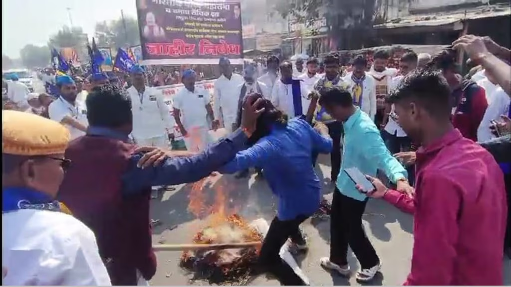 Amit Shah का पुतला जलाया... राष्ट्र माता जीजाऊ के मायके में जुटे प्रदर्शनकारी