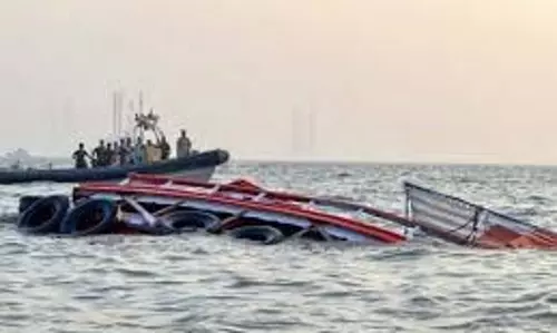 Mumbai : नाव दुर्घटना में चमत्कार: डेढ़ साल के बच्चे को कंधे पर उठाकर 30 मिनट तक लहरों से जूझते रहे मामा