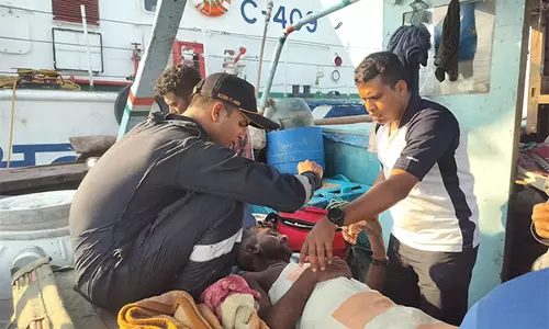 Gujarat : भारतीय तटरक्षक बल ने समुद्र में घायल मछुआरे को बचाया
