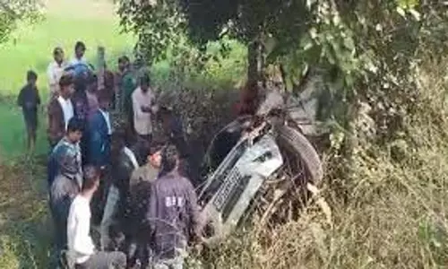 Up News: कार का टायर फटा, पेड़ से टकराकर खाई में गिरी Up News: कार का टायर फटा, पेड़ से टकराकर खाई में गिरी