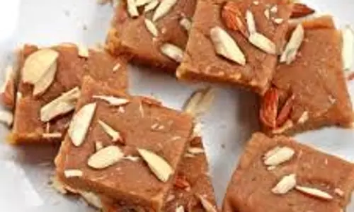 Gur Papdi Recipe: सर्दियों में घर पर बनाएं गुड़ पापड़ी Gur Papdi Recipe: सर्दियों में घर पर बनाएं गुड़ पापड़ी