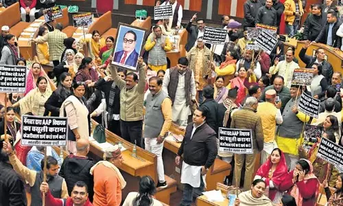रोहिंग्या और बांग्लादेशी प्रवासियों को लेकर एमसीडी भवन में हंगामा रोहिंग्या और बांग्लादेशी प्रवासियों को लेकर एमसीडी भवन में हंगामा