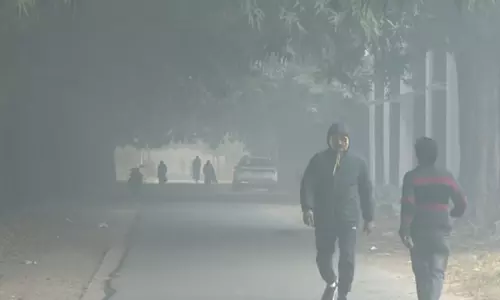Mathura: ठंड से बचने के लिए भक्तों ने भगवान कृष्ण की मूर्तियों को गर्म कपड़े पहनाए Mathura: ठंड से बचने के लिए भक्तों ने भगवान कृष्ण की मूर्तियों को गर्म कपड़े पहनाए