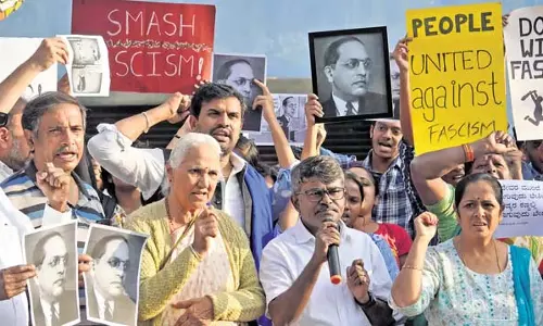 Delhi: अंबेडकर पर शाह के भाषण के बाद दलितों और छात्र संगठनों ने प्रदर्शन किया