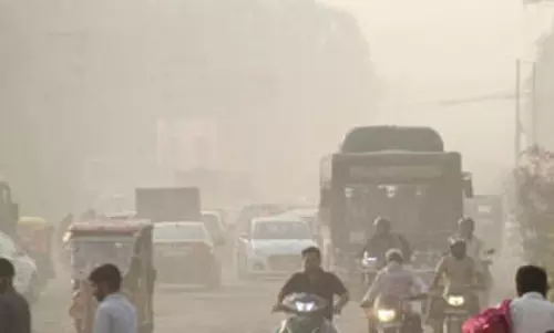 Delhi: दिल्ली में प्रदूषण खतरनाक स्तर पर बरकरार, एक्यूआई पहुंचा 400 पार Delhi: दिल्ली में प्रदूषण खतरनाक स्तर पर बरकरार, एक्यूआई पहुंचा 400 पार