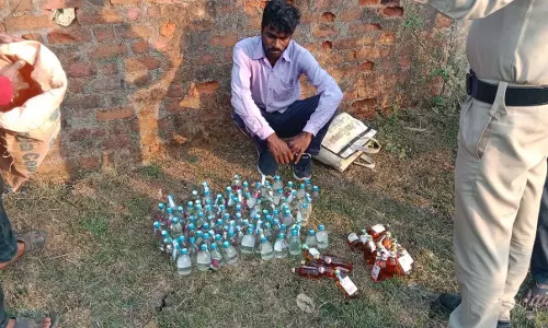 पोल्ट्री फार्म के पास शराब बेच रहा युवक गिरफ्तार