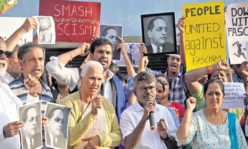 Bengaluru: बेंगलुरू में बिना शर्त माफ़ी की मांग को लेकर विरोध प्रदर्शन Bengaluru: बेंगलुरू में बिना शर्त माफ़ी की मांग को लेकर विरोध प्रदर्शन