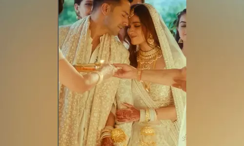 Baby John: हज़ार बार में वरुण, कीर्ति सुरेश की शानदार केमिस्ट्री देखने को मिली Baby John: हज़ार बार में वरुण, कीर्ति सुरेश की शानदार केमिस्ट्री देखने को मिली