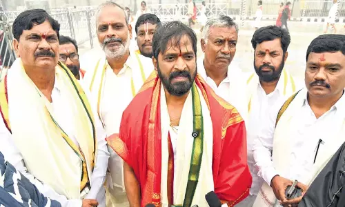 Andhra: बीआरएस नेता श्रीनिवास गौड़ ने टीटीडी पर पक्षपात का आरोप लगाया