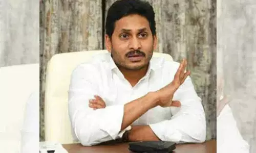Jagan ने कार्यकर्ताओं से मुद्दा आधारित विरोध प्रदर्शन में शामिल होने को कहा Jagan ने कार्यकर्ताओं से मुद्दा आधारित विरोध प्रदर्शन में शामिल होने को कहा