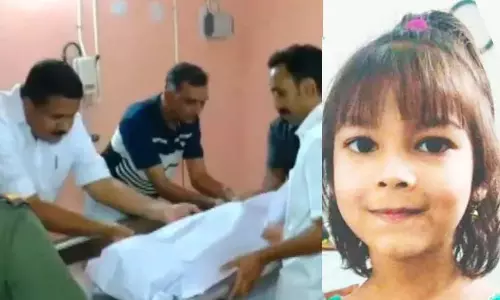 पिता ने बच्चे का गतिहीन शरीर में देखा: स्थानीय लोगों ने पुलिस को सूचित किया पिता ने बच्चे का गतिहीन शरीर में देखा: स्थानीय लोगों ने पुलिस को सूचित किया