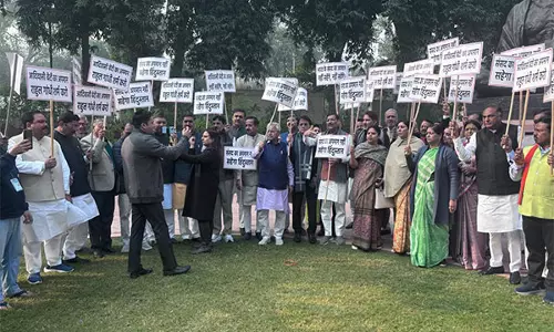 NDA सांसदों ने डॉ. अंबेडकर का अपमान करने के लिए कांग्रेस के खिलाफ प्रदर्शन किया NDA सांसदों ने डॉ. अंबेडकर का अपमान करने के लिए कांग्रेस के खिलाफ प्रदर्शन किया