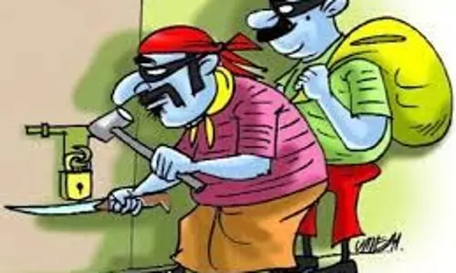 UP News: दो घरों में सेंध लगाकर लाखों रुपए की चोरी UP News: दो घरों में सेंध लगाकर लाखों रुपए की चोरी