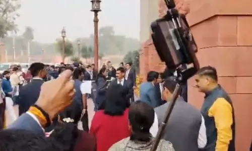 BIG BREAKING: बीजेपी सांसद ने प्रियंका गांधी को दिया बैग...जानें क्या लिखा था? BIG BREAKING: बीजेपी सांसद ने प्रियंका गांधी को दिया बैग...जानें क्या लिखा था?