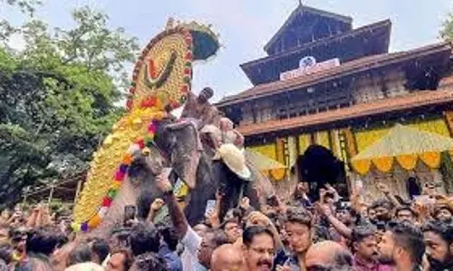Supreme Court केरल हाई कोर्ट में हैंडियों की परेड के दौरान मंदिर उत्सव पर रोक लगा दी