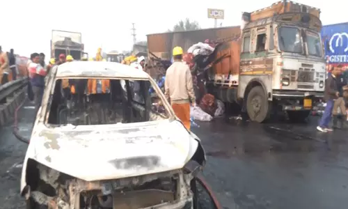 Jaipur: ट्रक और टैंकर में टक्कर के बाद भीषण आग लगने से सात लोगों की मौत, दर्जनों घायल