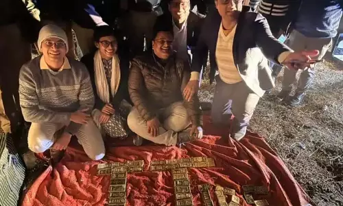 जंगल में मिला खजाना: गाड़ी से 15 करोड़ कैश और 55 किलो सोना बरामद, मच गया हड़कंप जंगल में मिला खजाना: गाड़ी से 15 करोड़ कैश और 55 किलो सोना बरामद, मच गया हड़कंप