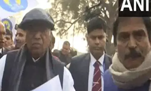 खड़गे, प्रियंका गांधी और अन्य India Block के सदस्यों ने अमित शाह के खिलाफ प्रदर्शन किया खड़गे, प्रियंका गांधी और अन्य India Block के सदस्यों ने अमित शाह के खिलाफ प्रदर्शन किया