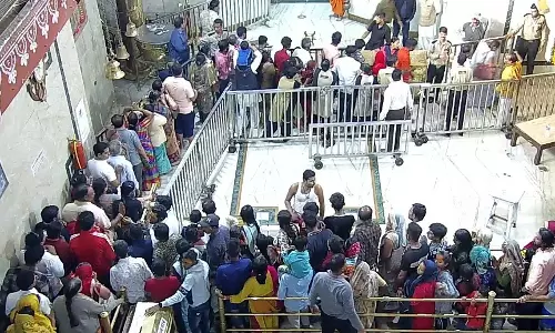 Ujjain: महाकाल मंदिर में दर्शन के लिए 250 की जगह वसूल रहे थे 1100 रुपये