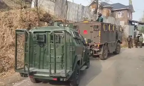 कुलगाम मुठभेड़ में 5 आतंकवादी मारे गए, 2 जवान घायल: Police कुलगाम मुठभेड़ में 5 आतंकवादी मारे गए, 2 जवान घायल: Police