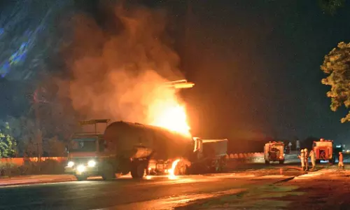 Jaipur : आदमी को जलते देखा खिड़की तोड़कर भाग निकले Jaipur : आदमी को जलते देखा खिड़की तोड़कर भाग निकले