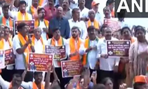 भाजपा MLC सीटी रवि की गिरफ्तारी के विरोध में भाजपाइयों ने किया प्रदर्शन भाजपा MLC सीटी रवि की गिरफ्तारी के विरोध में भाजपाइयों ने किया प्रदर्शन