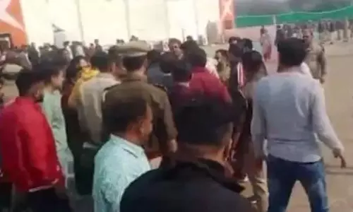 Meerut में पंडित प्रदीप मिश्रा की शिव महापुराण कथा सभा में भगदड़ में कई घायल Meerut में पंडित प्रदीप मिश्रा की शिव महापुराण कथा सभा में भगदड़ में कई घायल