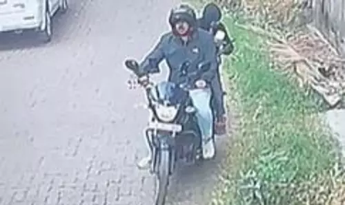 संजय राउत के बंगले पर रेकी करते दिखे बाइक सवार, CCTV सामने आने के बाद हड़कंप