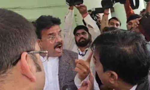पत्रकार और भूपेश बघेल एक-दूसरे पर हावी होते दिखे