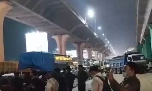 Bengaluru: ट्रक चालक ने पुलिस से झड़प के बाद व्यस्त रोड पर ही खड़ा कर दिया 16 पहियों वाला ट्रक Bengaluru: ट्रक चालक ने पुलिस से झड़प के बाद व्यस्त रोड पर ही खड़ा कर दिया 16 पहियों वाला ट्रक