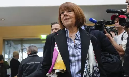French Heroine के आदिवासी स्कार्फ पहनने से नाराज़ गिसेल पेलिकॉट के ऑस्ट्रेलियाई समर्थक French Heroine के आदिवासी स्कार्फ पहनने से नाराज़ गिसेल पेलिकॉट के ऑस्ट्रेलियाई समर्थक