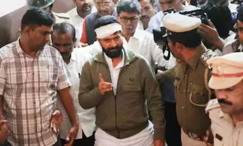 BJP कार्यकर्ताओं और समर्थकों ने चिकमंगलूर में रवि की गिरफ्तारी का विरोध किया BJP कार्यकर्ताओं और समर्थकों ने चिकमंगलूर में रवि की गिरफ्तारी का विरोध किया