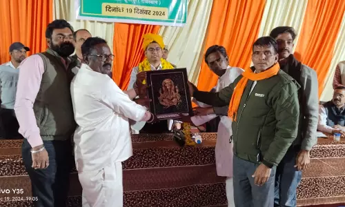 Dungarpur: जिला कलेक्टर ने सुनी ग्रामीणों की समस्याएं, अधिकारियों को दिए निर्देश Dungarpur: जिला कलेक्टर ने सुनी ग्रामीणों की समस्याएं, अधिकारियों को दिए निर्देश