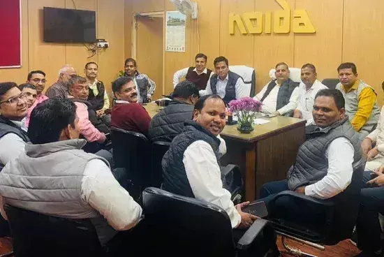 NCR Noida: नोएडा एंप्लाइज एसोसिएशन के अध्यक्ष चौधरी राजकुमार ने कर्मचारियों के साथ बैठक की