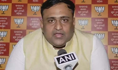 ओडिशा BJP युवा विंग ने राहुल गांधी द्वारा सांसद प्रताप सारंगी के साथ दुर्व्यवहार का किया विरोध ओडिशा BJP युवा विंग ने राहुल गांधी द्वारा सांसद प्रताप सारंगी के साथ दुर्व्यवहार का किया विरोध