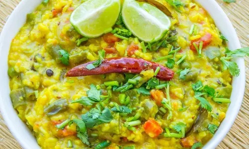 स्वादिष्ट खिचड़ी बनने की रेसिपी जानिए