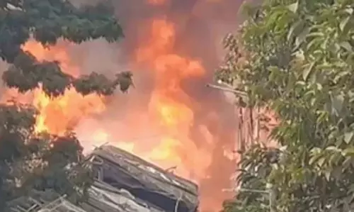 Kolkata की झुग्गी बस्ती में भीषण आग, कई झुग्गियां जलकर खाक Kolkata की झुग्गी बस्ती में भीषण आग, कई झुग्गियां जलकर खाक