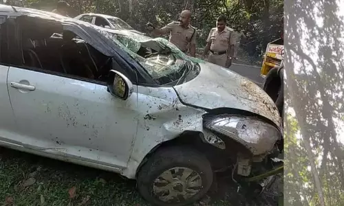 सबरीमाला तीर्थयात्रियों की कार खाई में गिरी, एक की मौत: चलाक्कयम-पम्बा रोड सबरीमाला तीर्थयात्रियों की कार खाई में गिरी, एक की मौत: चलाक्कयम-पम्बा रोड