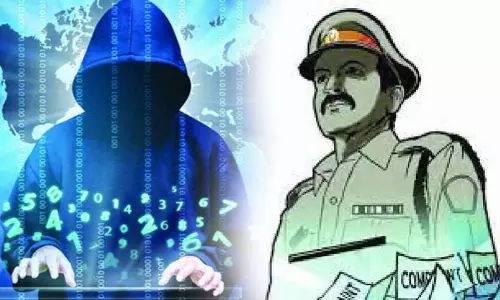 Mumbai: पुलिस अधिकारी अब ऑनलाइन जालसाजों के जाल में फंसे Mumbai: पुलिस अधिकारी अब ऑनलाइन जालसाजों के जाल में फंसे