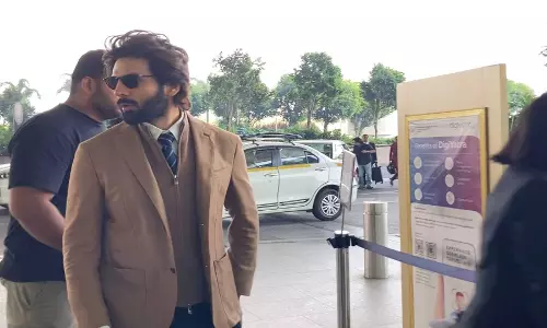 Kartik Aaryan ने मुंबई एयरपोर्ट पर फॉर्मल ड्रेस में लोगों का ध्यान खींचा