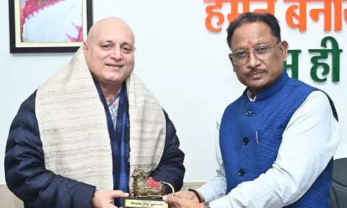 CM साय से प्रख्यात अभिनेता और पद्मश्री मनोज जोशी ने सौजन्य भेंट की CM साय से प्रख्यात अभिनेता और पद्मश्री मनोज जोशी ने सौजन्य भेंट की
